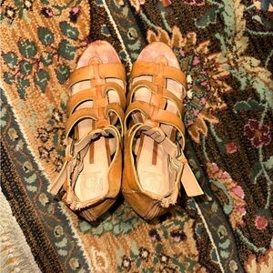 New Directions Tan Strappy Sandals